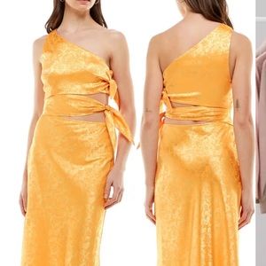 Only worn once! Wayf untouchable one shoulder midi dress in Cantaloupe. Size M